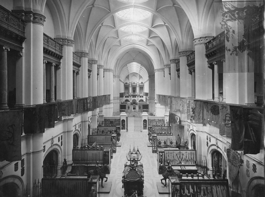 Livrustkammarens föremål i Nordiska Museets centralhall år 1907.