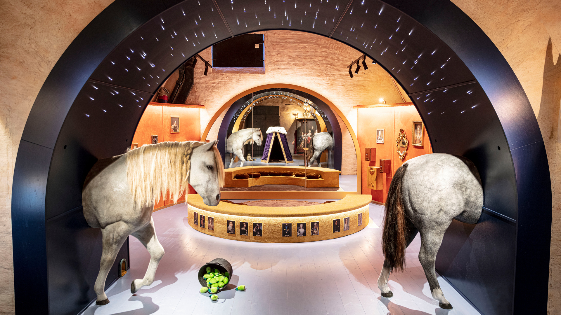 Från utställningen Lilla rustkammaren. En häst som ser att gå igenom ett magiskt valv.