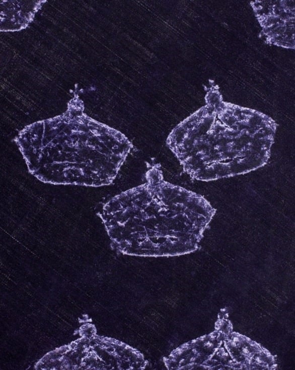 Broderat mönster av tre kungakronor på Drottning Kristinas kröningsmantel
