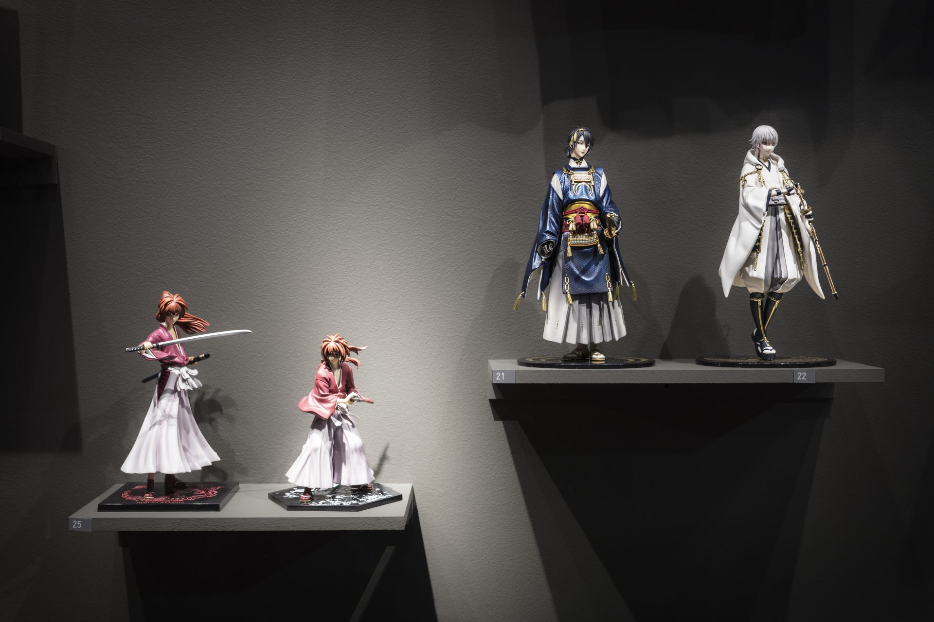 Mangafigurer som håller i svärd i Utställningen Japanska svärd.