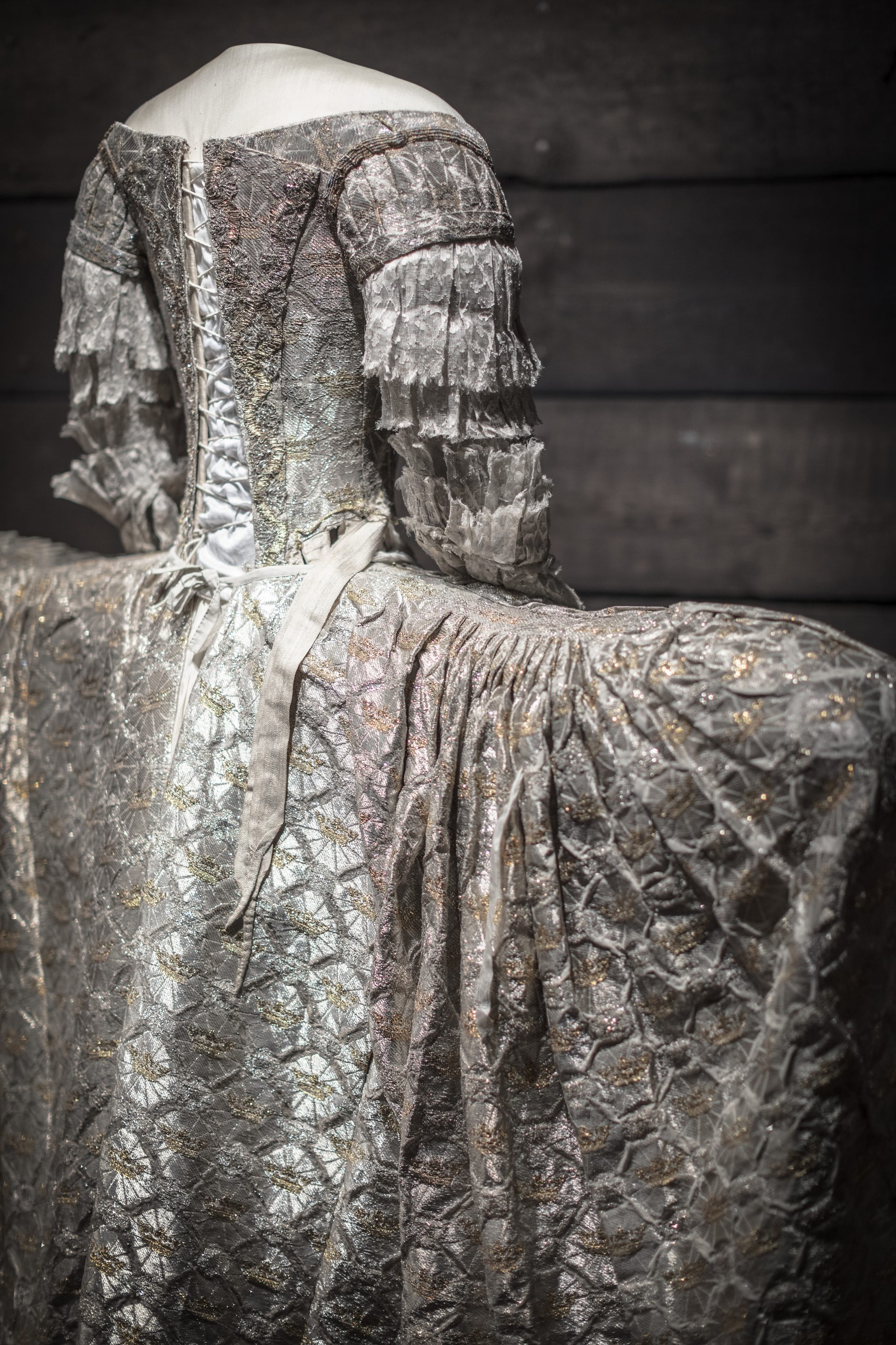 Maria Antoinettes klänning i silvrig brodyr