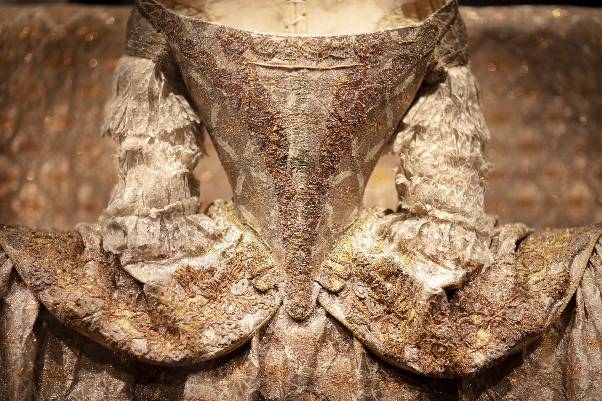 Närbild av klänning från 1700-talet.