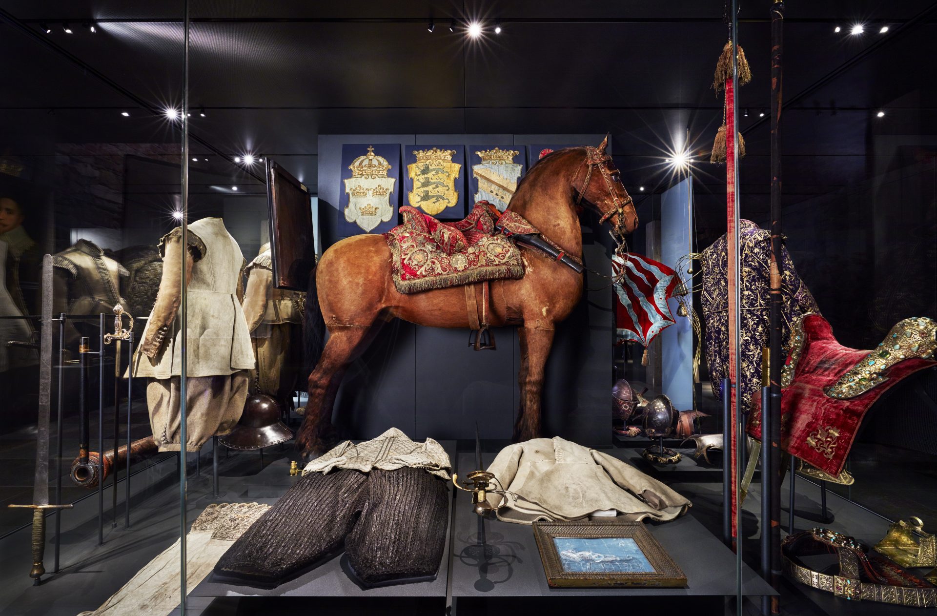 Monter med en sadelklädd häst och ett flertal andra föremål.