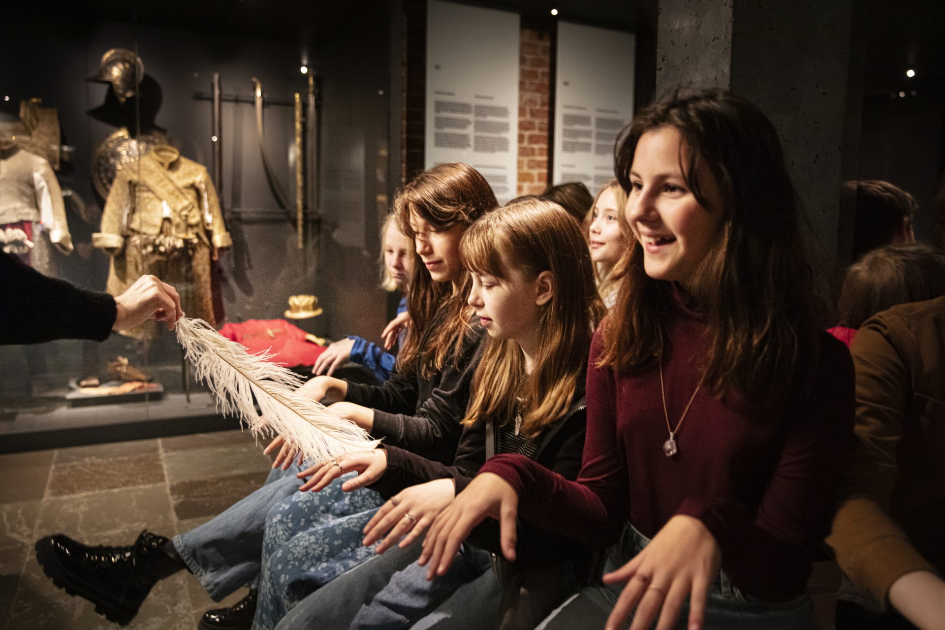 Barn som sitter och lyssnar på en skolpedagog i museet.