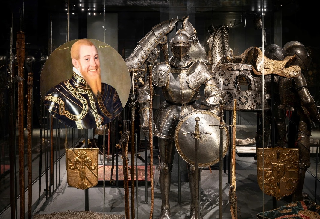 Porträtt av Erik XIV tillsammans med en rustning i Livrustkammarens utställning.