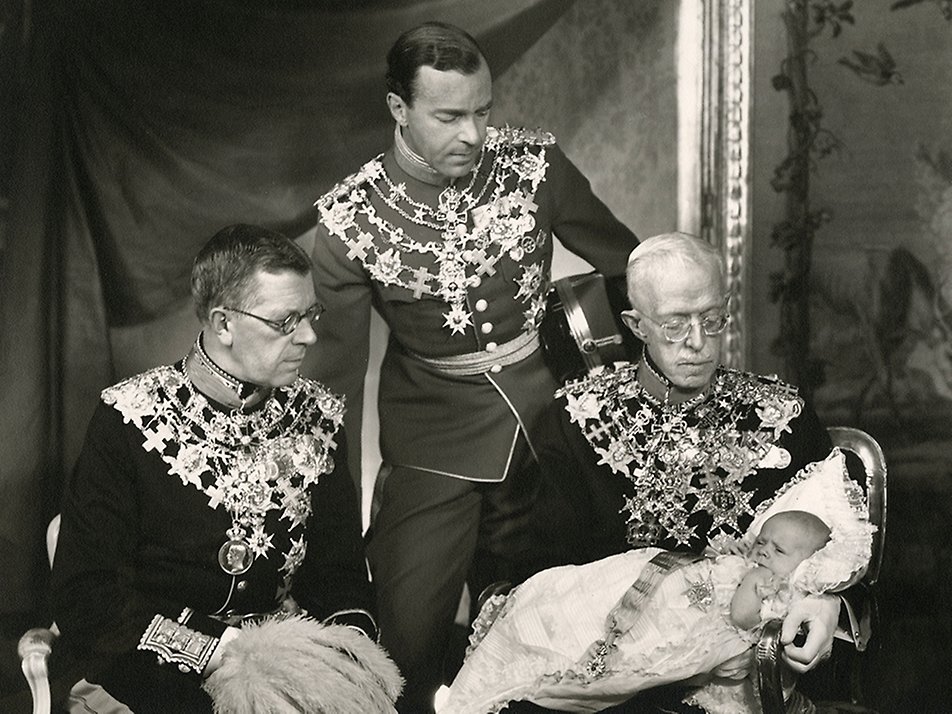 Svartvit bild på medlemmar i Bernadottefamiljen.