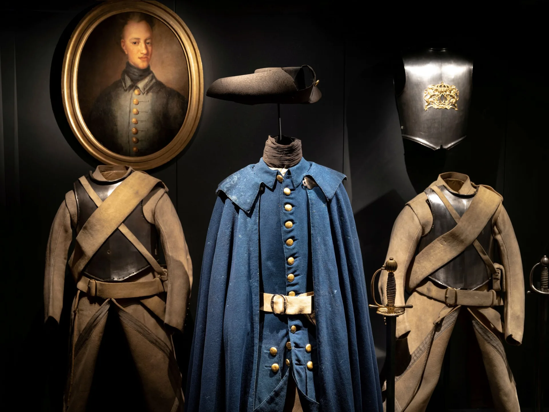 Karl den tolftes uniform utställd i en monter på Livrustkammaren.