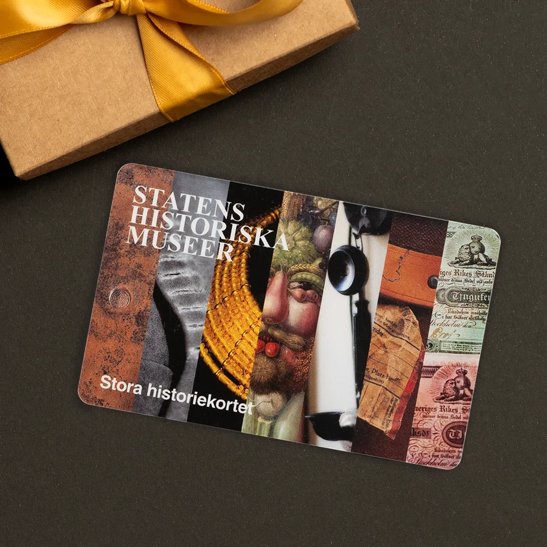 Image of the front and back of the annual pass, accompanied by a package with a golden ribbon.