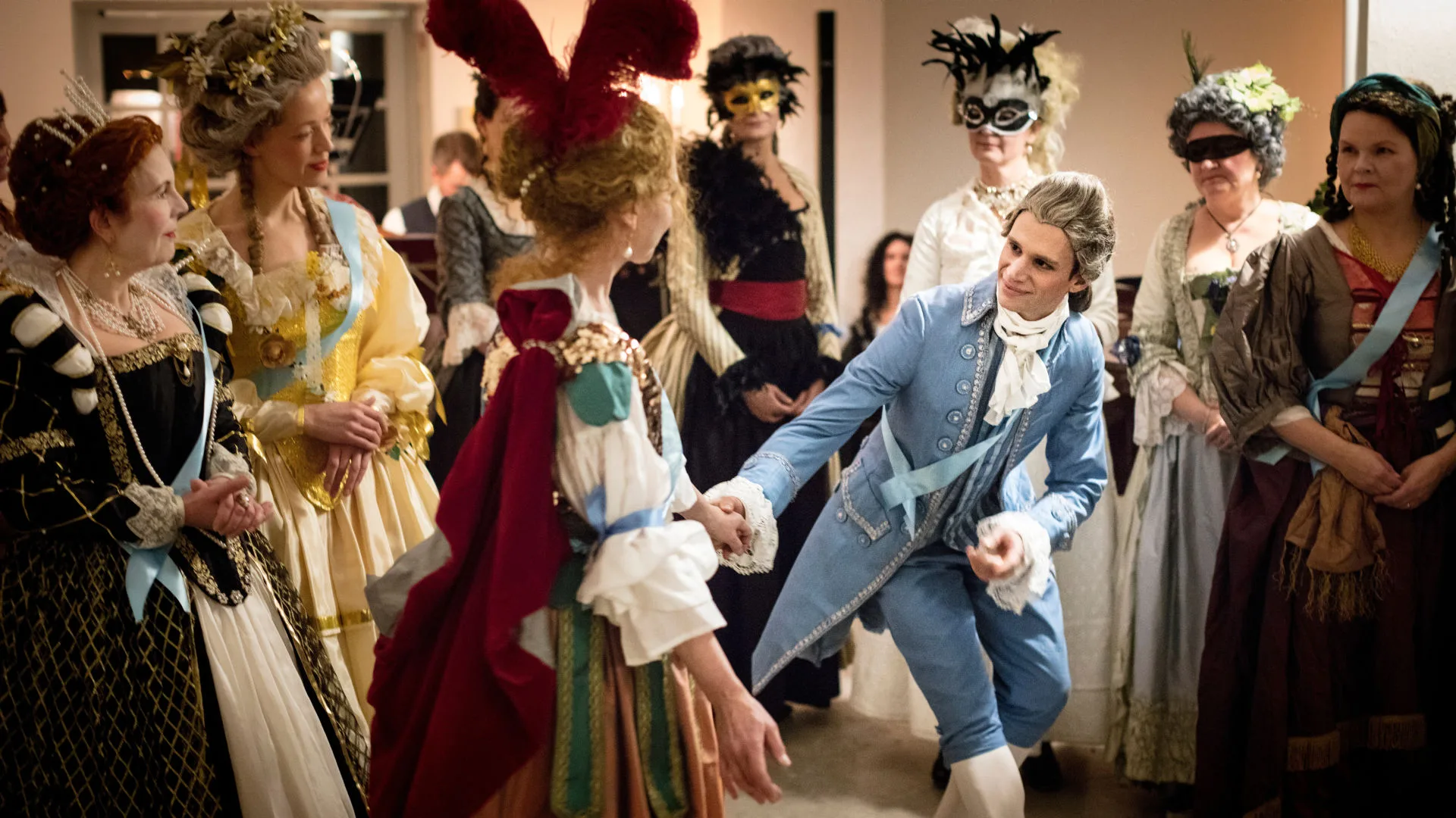 Personer som dansar iklädda kungligt historiska kläder.