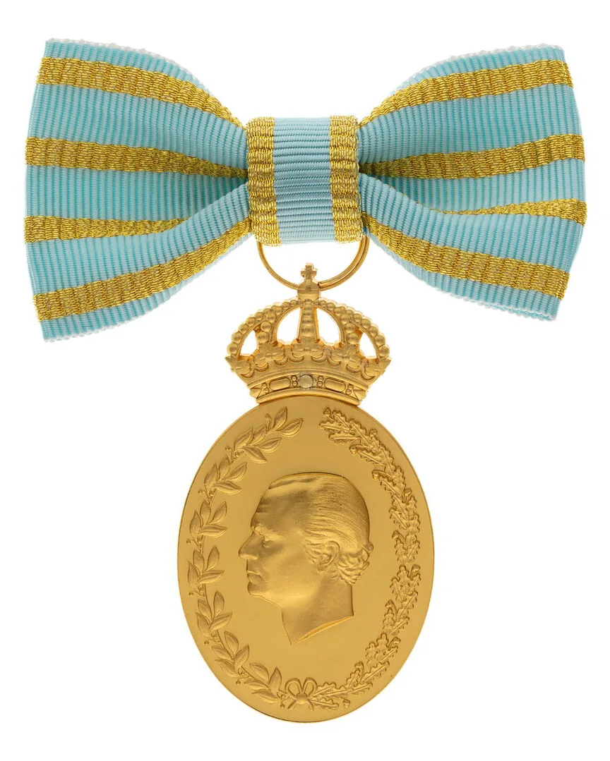 En guldig jubileumsminnestecken med reliefporträtt av Carl XVI Gustaf, halsbild, profil vänster.