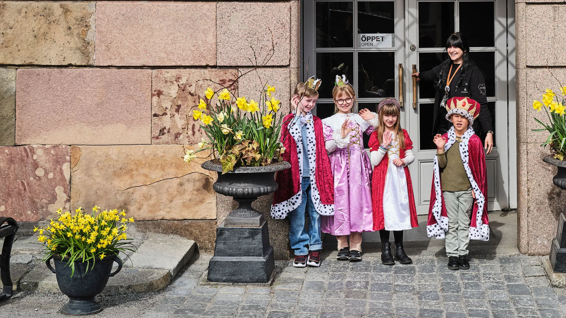 Children dressed as kings and princesses at the entrance to the Royal Armoury