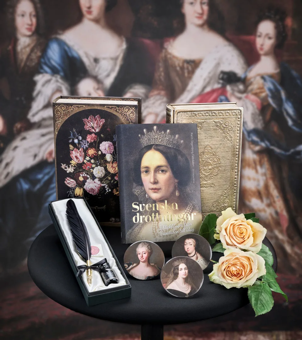 Presentartiklar i museibutiken: en bok om svenska drottningar och en fjäderpenna