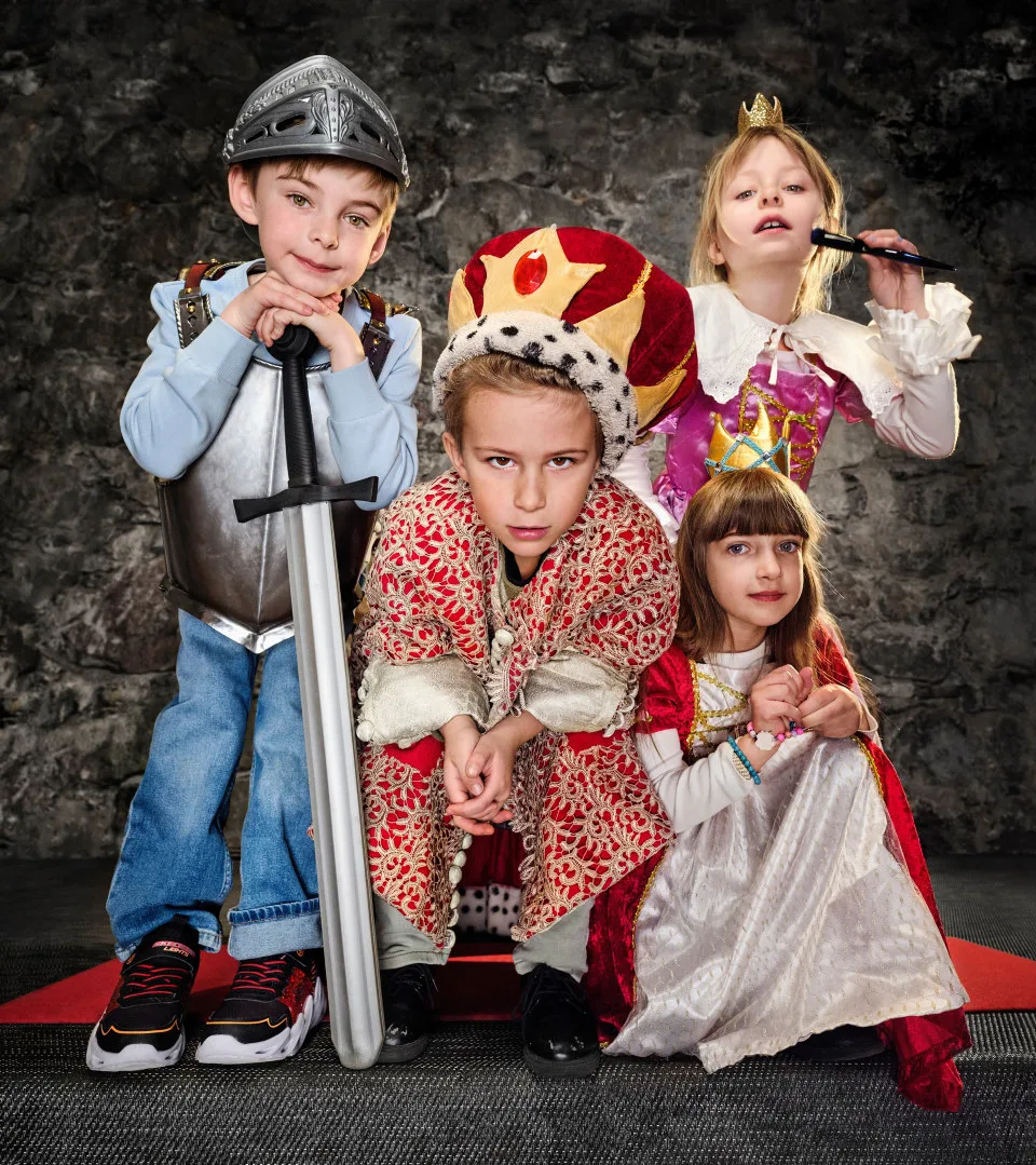 Children dressed as kings and queens