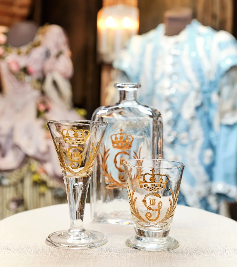 Glas med Gustav den tredjes initialer