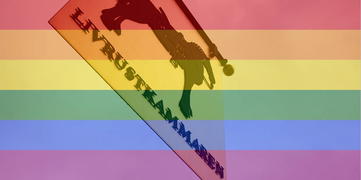 Livrustkammarens skylt med Prideflagga