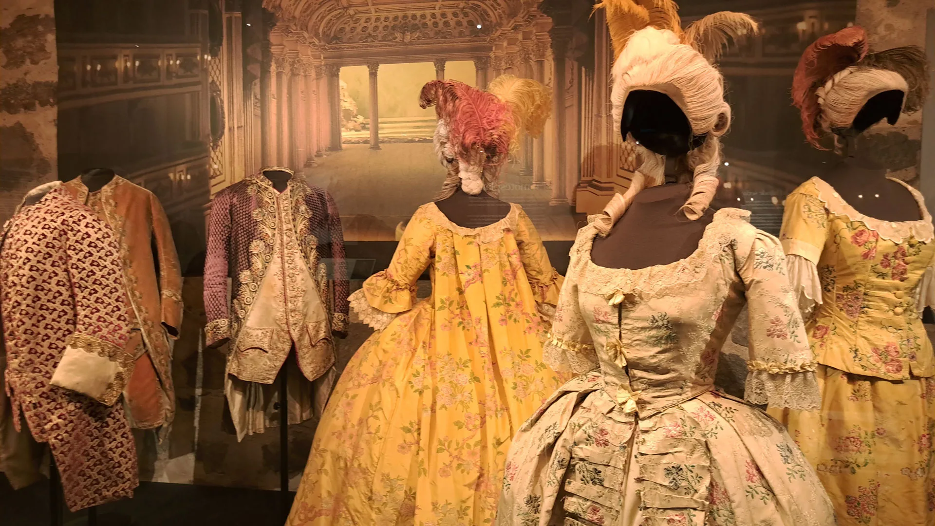 Dräkter ur utställningen Teaterkungen som visas på Livurstkammaren.