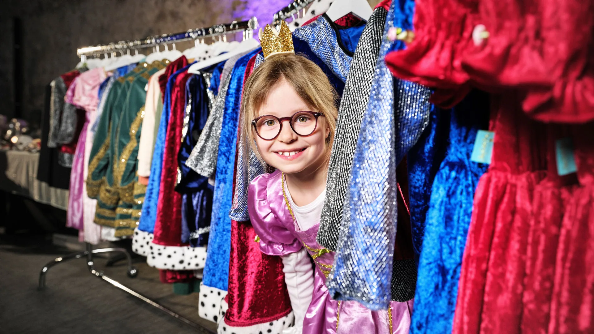 Barn utklädd till prinsessa.