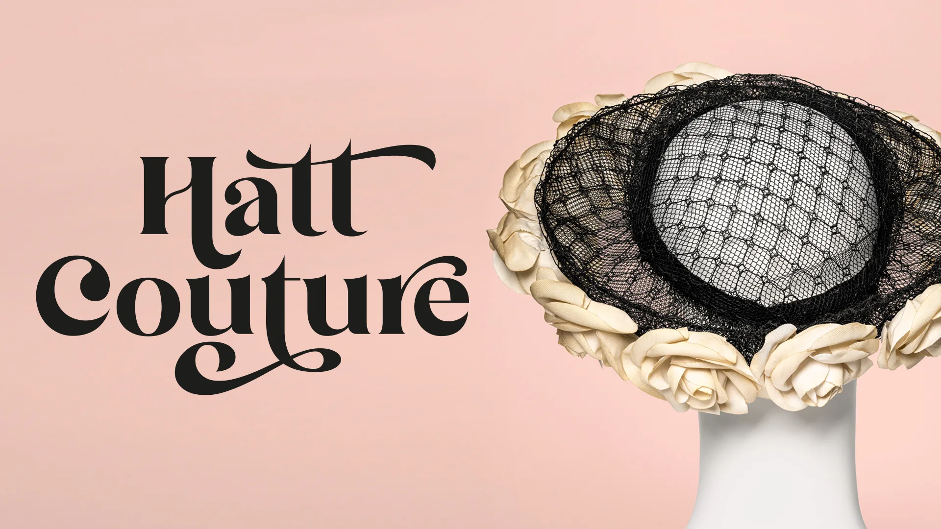 En elegant hatt dekorerad med krämfärgade tygrosor och svart spets visas mot en ljusrosa bakgrund. Till vänster står texten 'Hatt Couture' i en stiliserad svart typsnitt.