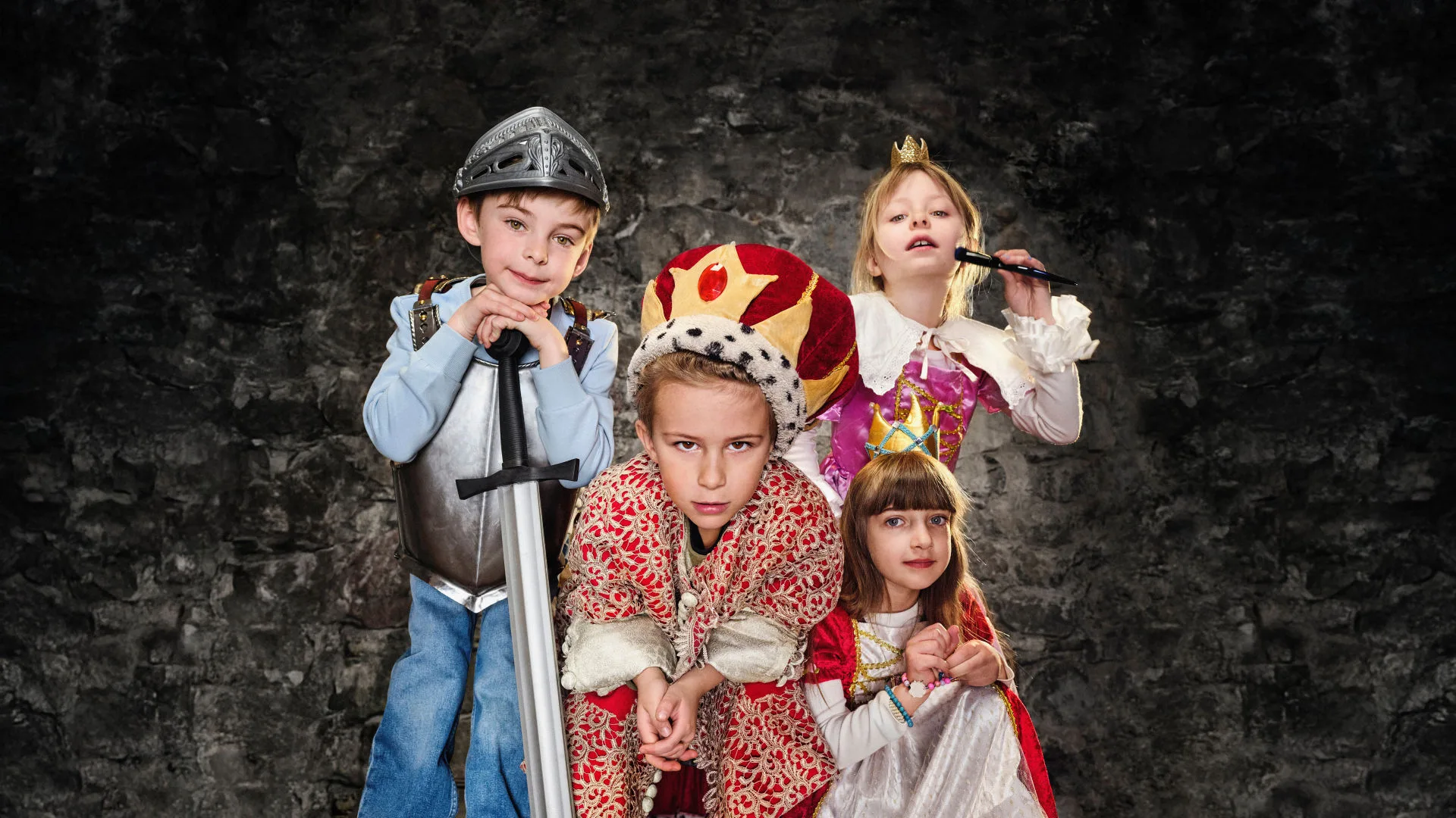 Barn utklädda till kungar, riddare, och drottningar