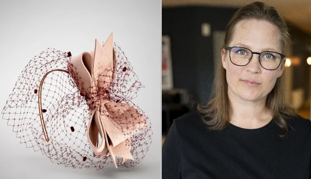 Bilden är uppdelad i två delar. Till vänster syns ett dekorativt hårsmycke i ljusrosa tyg format i mjuka öglor, dekorerat med vinröd tyll med små prickar. Smycket är fäst vid ett hårband och är avsett att bäras vid festliga tillfällen. Till höger i bild är det ett porträtt på Malinda Damgaard i brunt hår med glasögon.