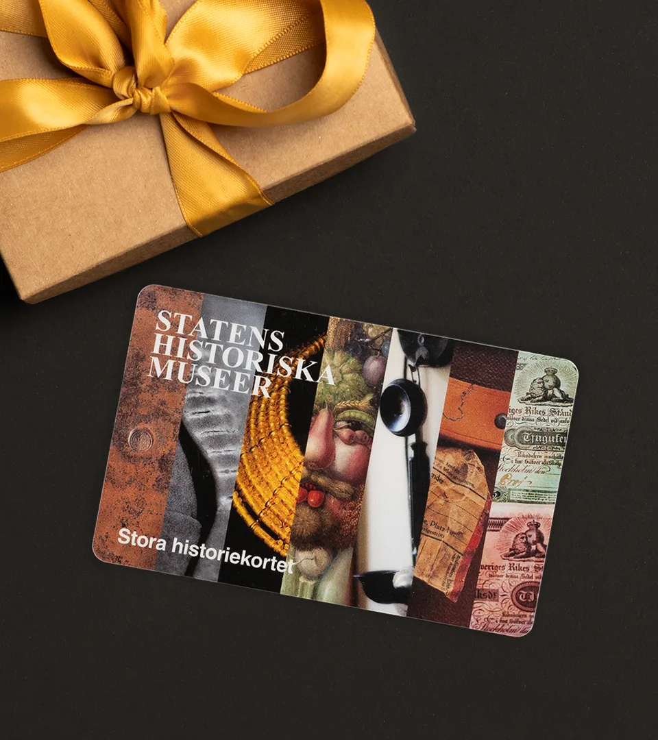 Framsidan av årskortet med bilder från alla sju museer. I hörnet syns ett paket med rosett.